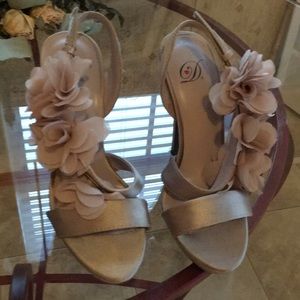 Size 7 tan heels